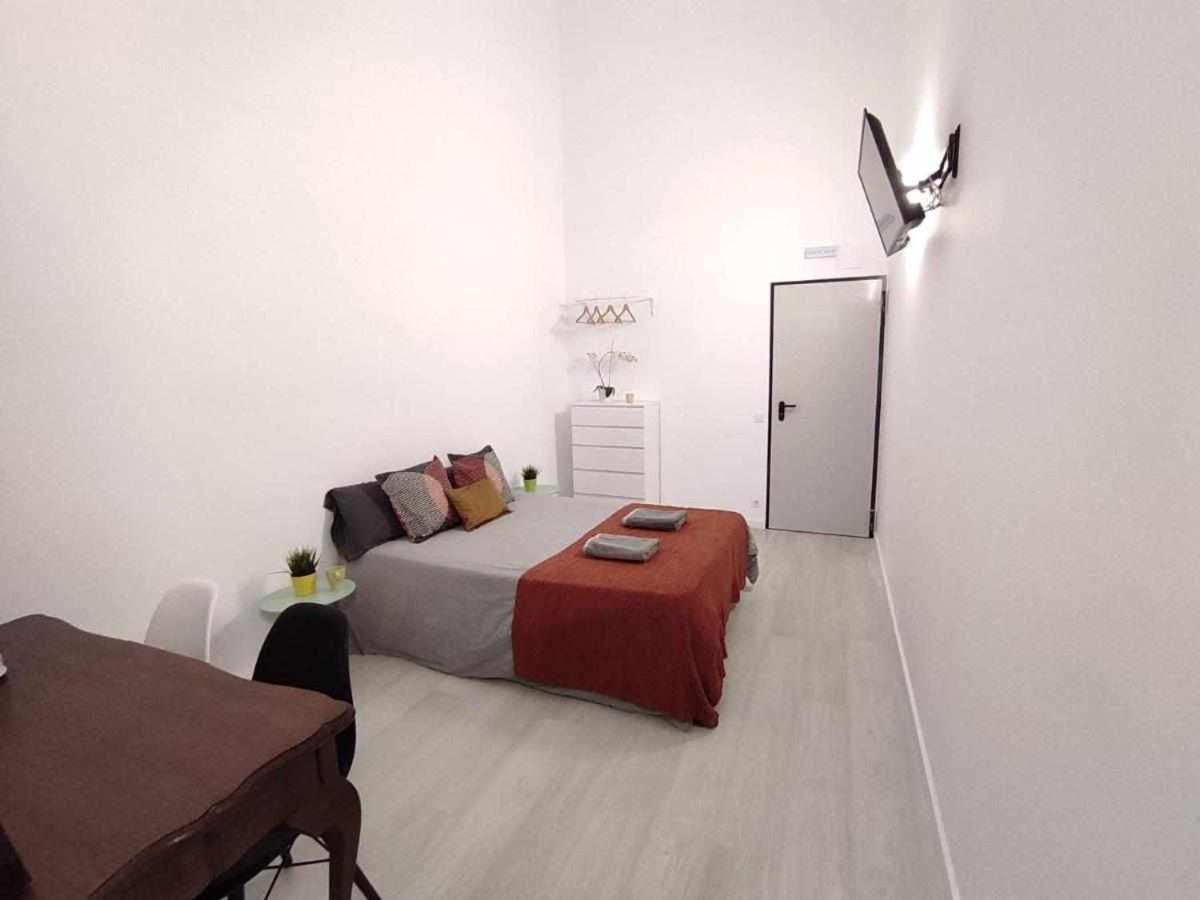 Hostal Urban Basic Оспиталет-де-Льобрегат Экстерьер фото